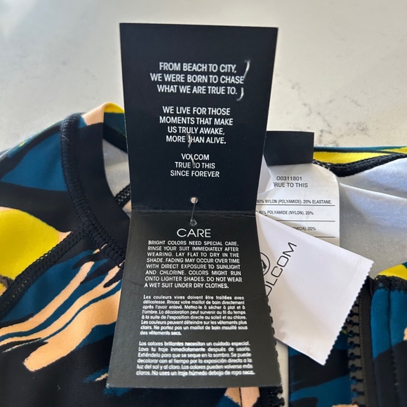 NWT Volcom Women’s Rashguard - Picture 3 of 7